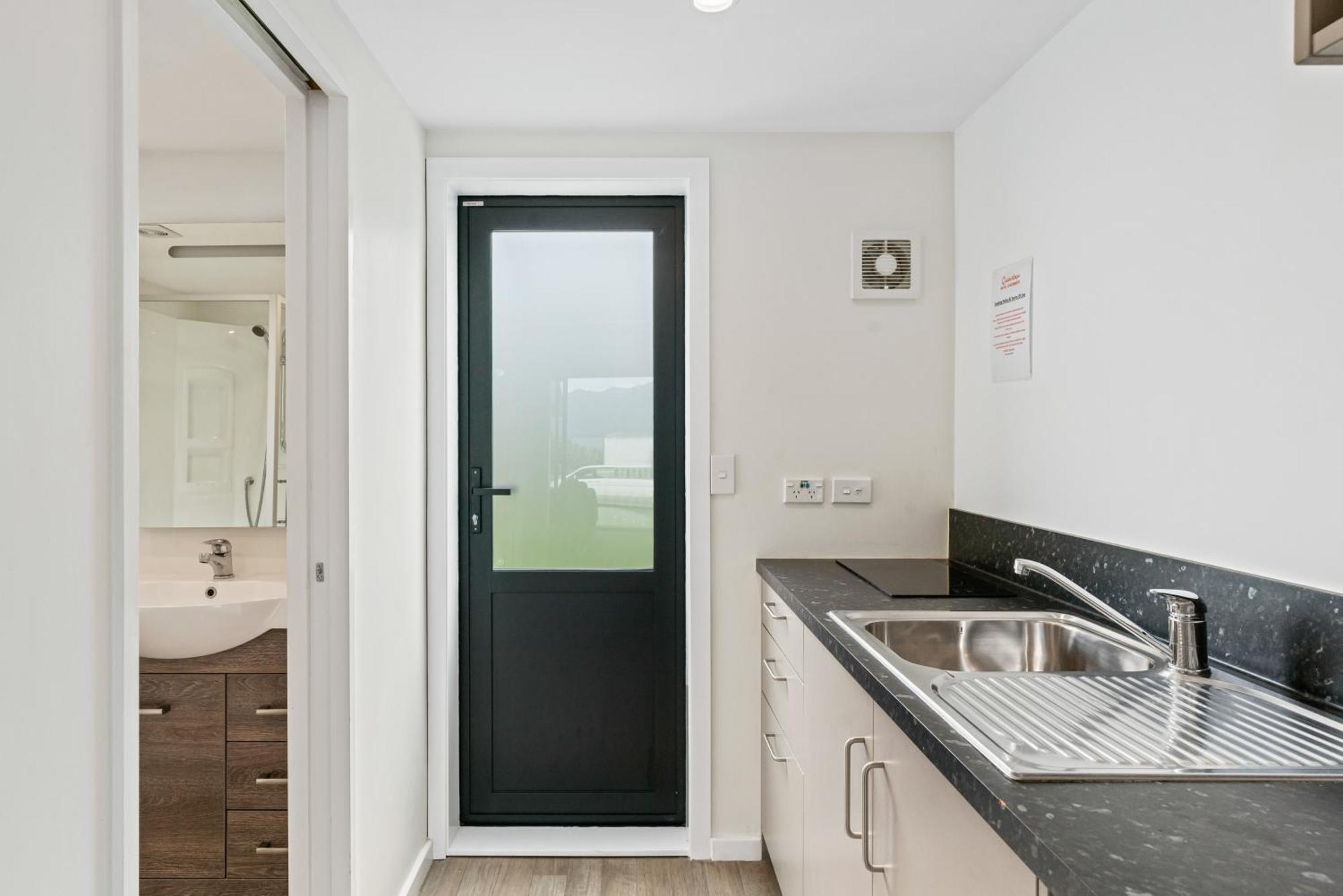 Queenstown Motel Apartments (Adults Only) Room photo