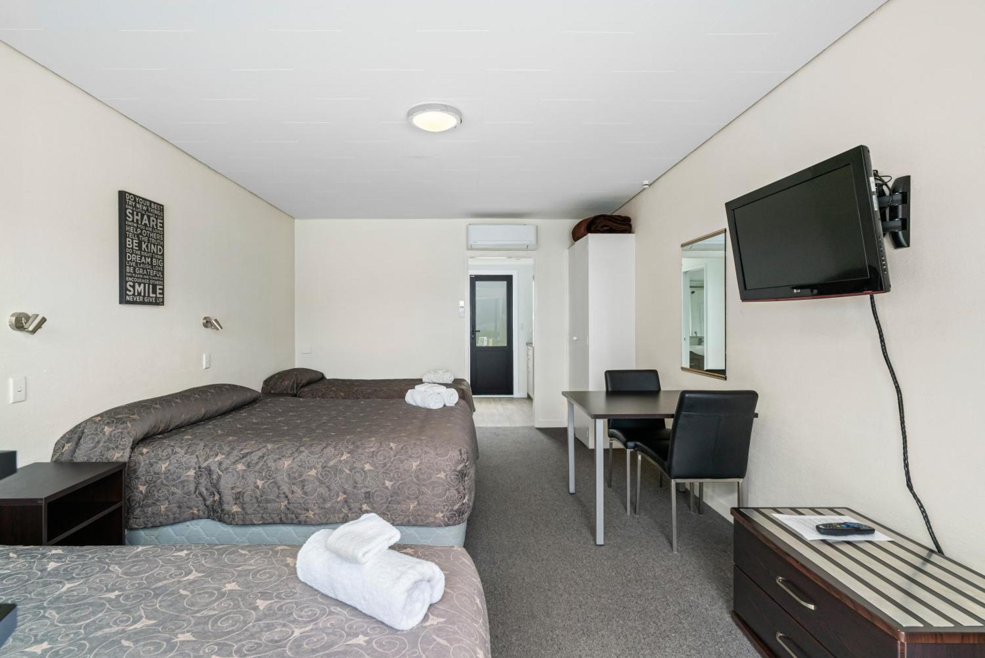 Queenstown Motel Apartments (Adults Only) Room photo